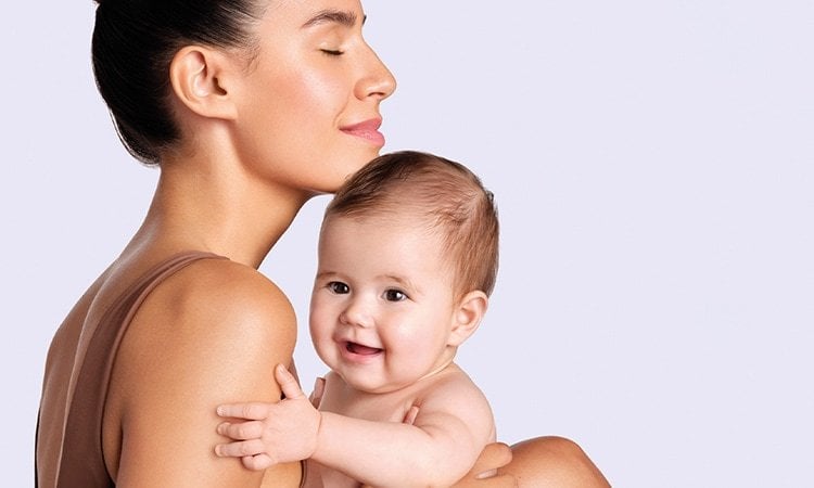 Eine Frau und ein Baby