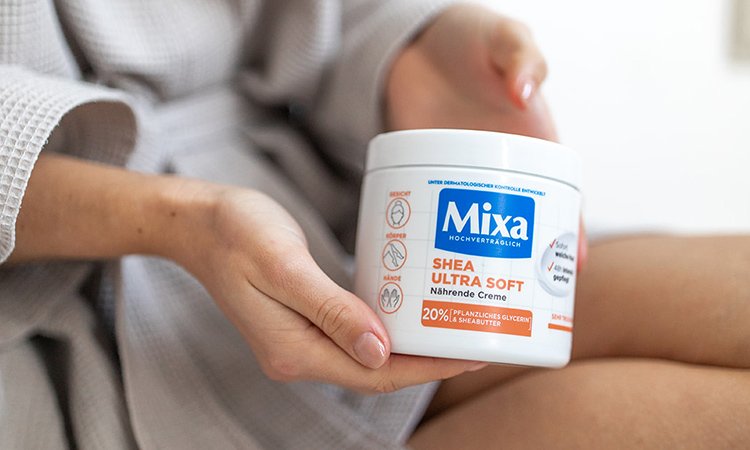 Eine Person hält ein MIXA Produkt in ihren Händen Eine Person hält ein MIXA Produkt in ihren Händen