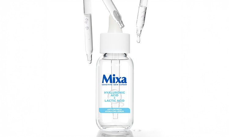 Ein Fläschchen des Mixa Anti-Trockenheit-Serums mit Hyaluronsäure steht hinter drei Pipetten