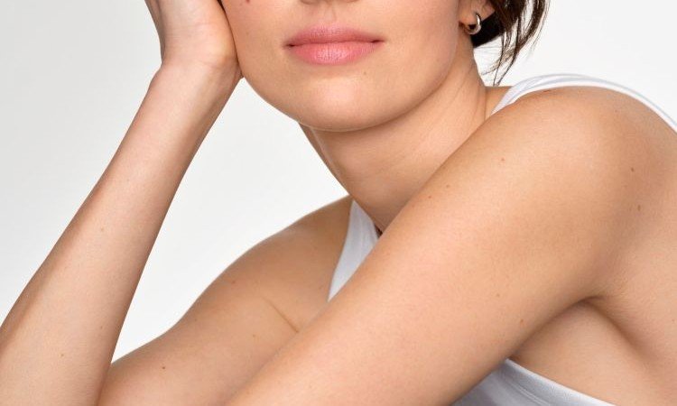 Eine Frau cremt ihren rechten Arm ein