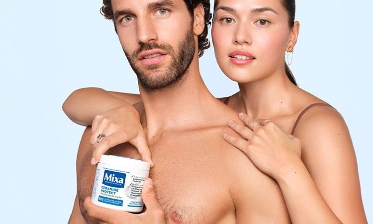 Ein Mann und eine Frau halten die Mixa Ceramide Protect Hautstärkende Creme in den Händen.