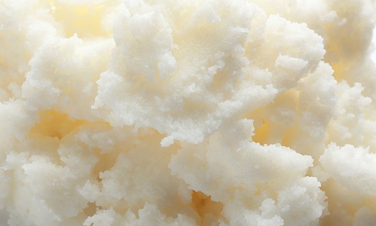 Nahaufnahme der weißen, leicht gelblichen Sheabutter