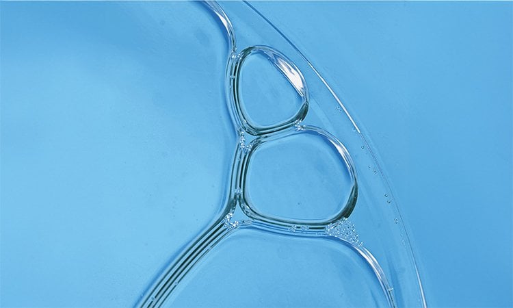 Inhaltsstoffe: Die Vorteile von Vitamin C für die Haut | Mixa Zwei Wasserblasen auf blauem Hintergrund