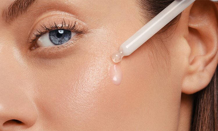 Eine Frau pflegt ihre Haut. Eine Frau pflegt ihre Haut.