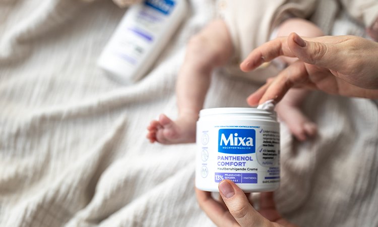 Mixa Creme beim Auftragen auf die Haut