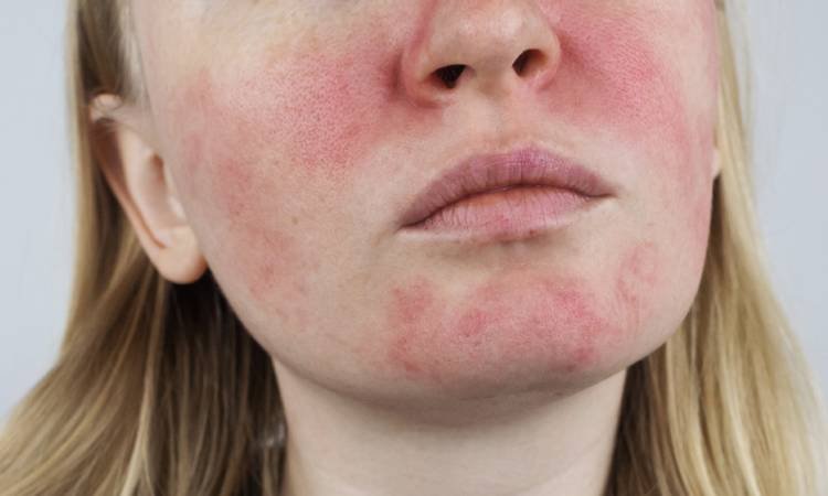 Ein Mann und eine Frau liegen Gesicht an Gesicht