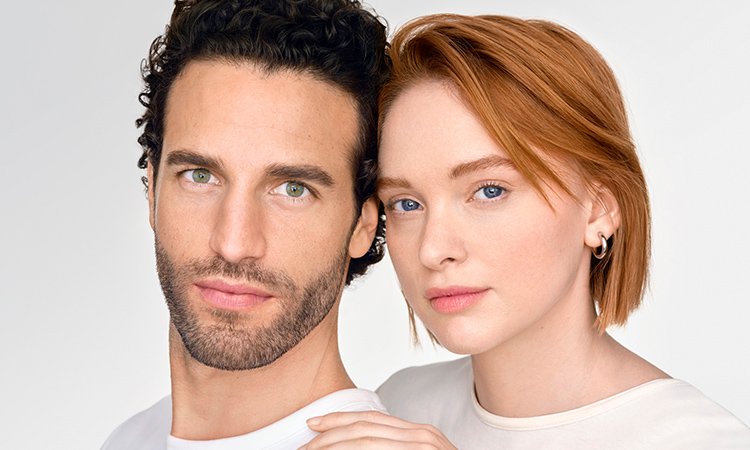 Frontalaufnahme eines Mannes und einer Frau