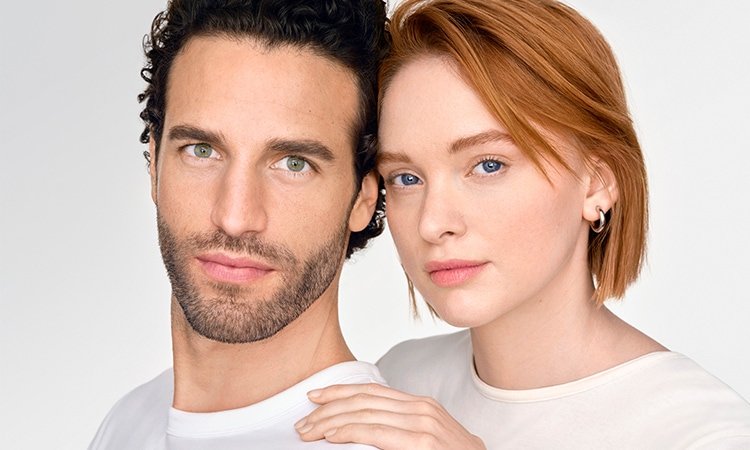 Frontalaufnahme eines Mannes und einer Frau