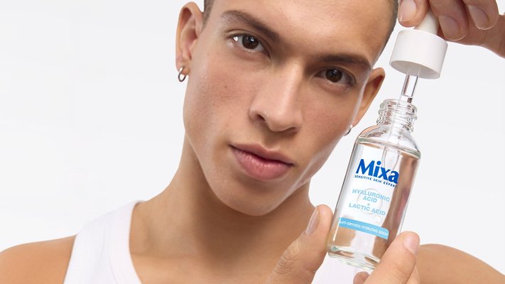Mann entnimmt mit der Pipette Serum aus dem Mixa Serum mit Hyaluronsäure