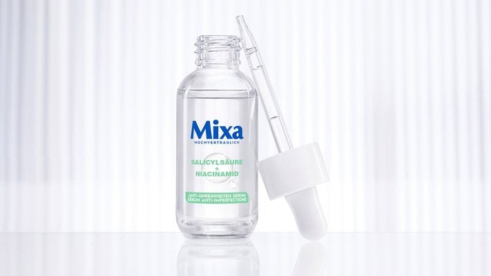 Mixa Anti-Unreinheiten Serum Produktbild im Labor