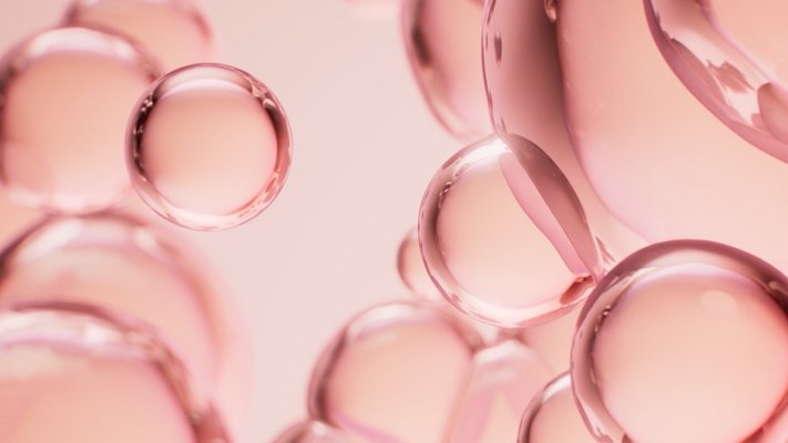 Rötliche Flüssigkeit wirft Blasen